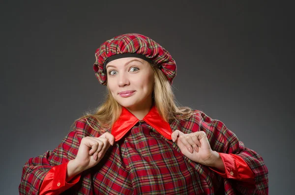 Mulher vestindo roupas tradicionais escocesas — Fotografia de Stock