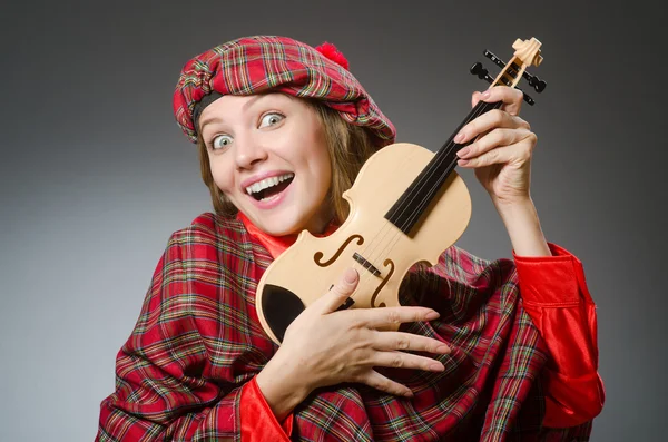 Mujer con ropa escocesa en concepto musical —  Fotos de Stock