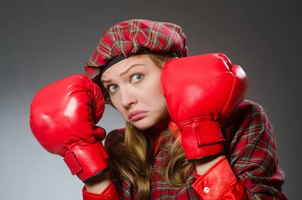 Mujer con ropa escocesa en concepto de boxeo — Foto de Stock