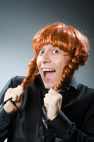 Homem engraçado com peruca cabelo vermelho — Fotografia de Stock