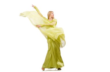 Zarif, uzun yeşil elbiseli, beyaz tenli genç bir kadın.