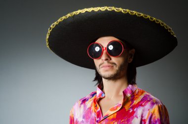 Genç Meksikalı adam sombrero giyiyor.