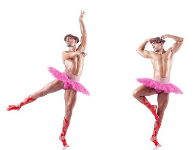 Beyaz bale eteği giyen adam izole edilmiş.