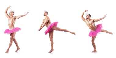 Beyaz bale eteği giyen adam izole edilmiş.