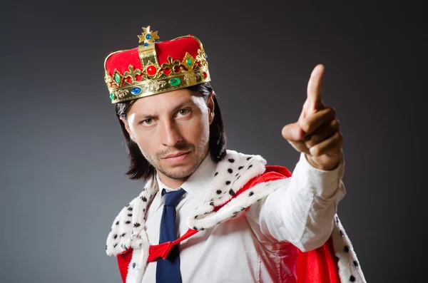 Jonge koning zakenman in koninklijk concept — Stockfoto