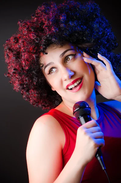 Woman with afro hairstyle singing in karaoke — Stock Photo, Image