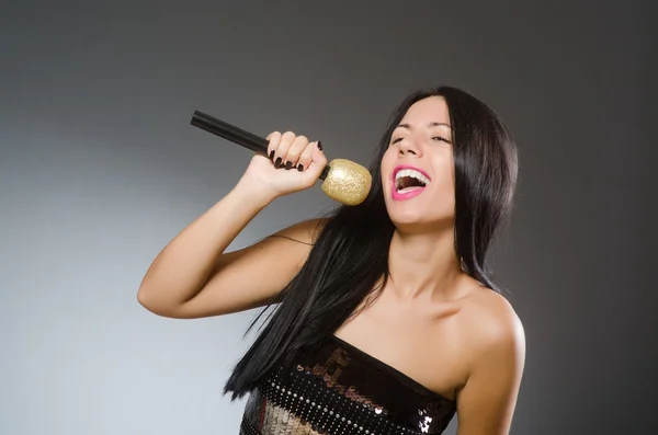 Ung kvinna sjunger i karaokeklubben — Stockfoto