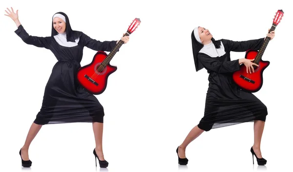 Freira com guitarra isolada em branco — Fotografia de Stock