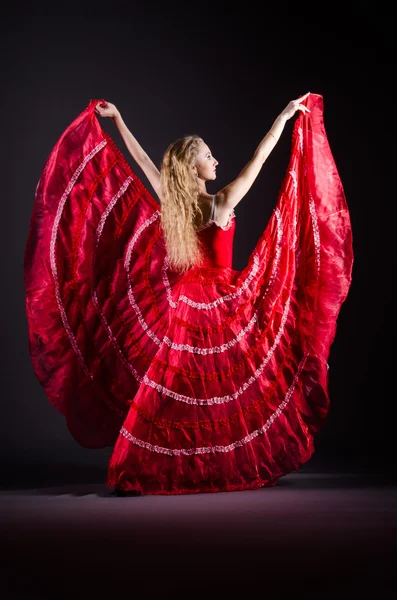 Jeune femme dansant en robe rouge — Photo