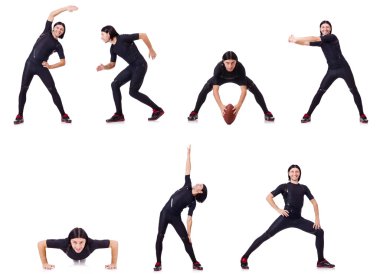 Genç adam beyazlar üzerinde alıştırma yapıyor.