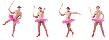 Beyaz bale eteği giyen adam izole edilmiş.