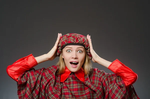 Kvinnan bär traditionella skotska kläder — Stockfoto