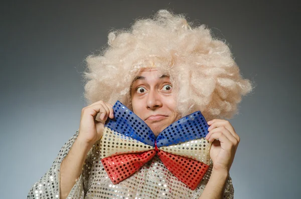 Lustiger Mann mit Afro-Perücke — Stockfoto