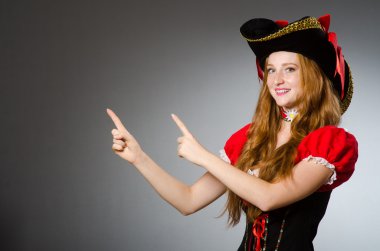 Korsan kostümlü kadın - Cadılar Bayramı konsepti