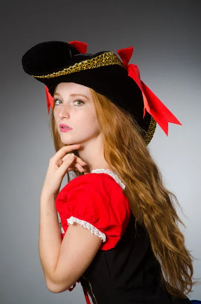 穿着海盗服装的女人-万圣节的概念 — 图库照片