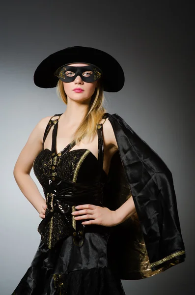 Mujer en traje de pirata - concepto de Halloween —  Fotos de Stock