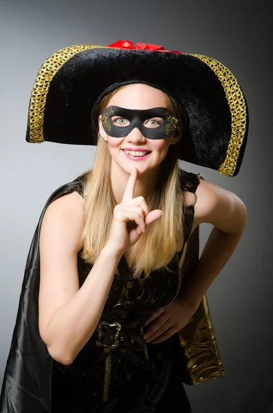 Mujer en traje de pirata - concepto de Halloween — Foto de Stock