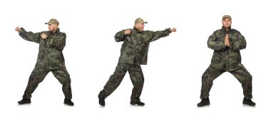 Asker üniformalı genç adam, beyazlar içinde.