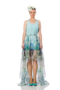 Beyaz üzerinde mavi çiçekli elbise giyen beyaz bir model.