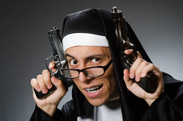 Uomo vestito da suora con la pistola — Foto Stock