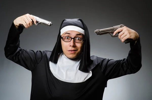 ハンドガンで修道女として服を着た男 — ストック写真
