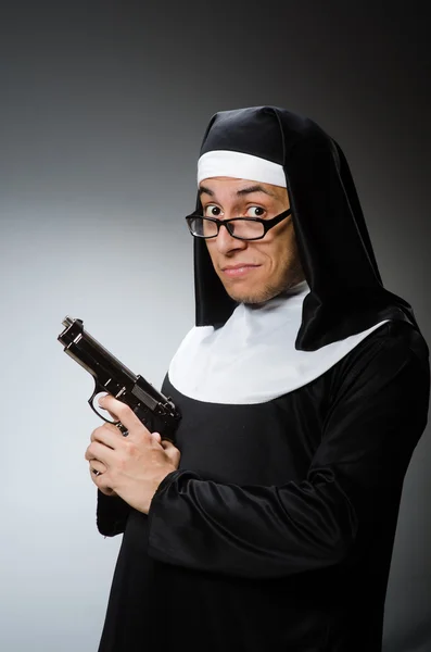 Man dressed as nun with handgun — Stock Photo, Image