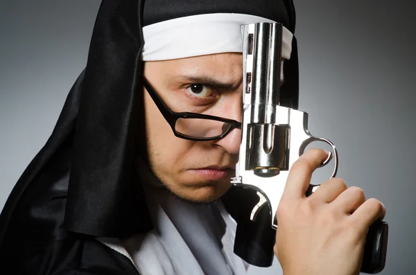 Homem vestido de freira com pistola — Fotografia de Stock