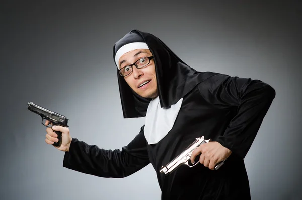 Homem vestido de freira com pistola — Fotografia de Stock