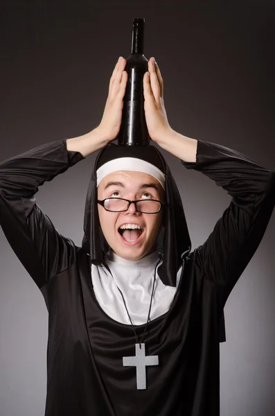 Homme drôle portant des vêtements de nonne — Photo