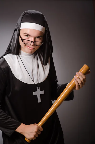 Hombre divertido vistiendo ropa de monja — Foto de Stock