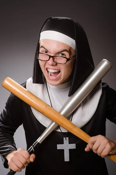 Смешной человек в монашеской одежде — стоковое фото
