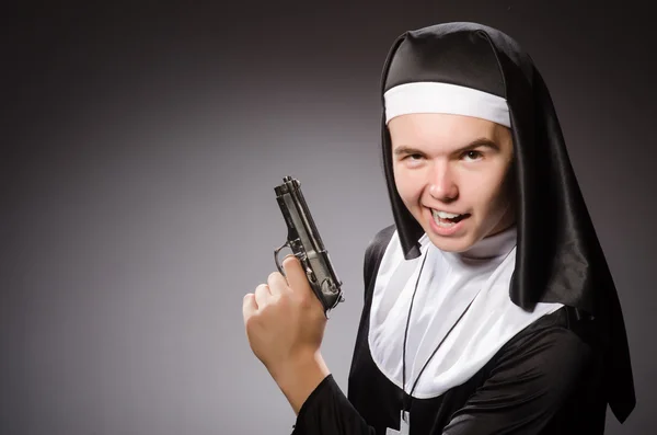 Man dressed as nun with handgun — Stock Photo, Image