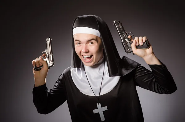 Hombre vestido de monja con pistola — Foto de Stock