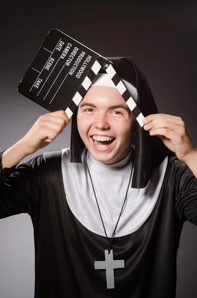 Hombre divertido vistiendo ropa de monja — Foto de Stock