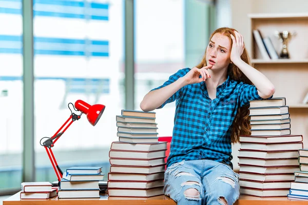 Mladá studentka se připravuje na zkoušky — Stock fotografie