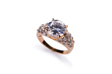 Beyaz arka plan üzerinde izole altın mücevher yüzük