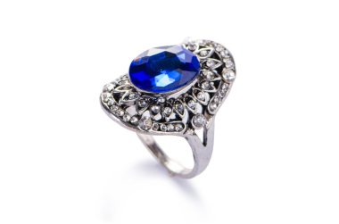 Beyaz arka plan üzerinde izole altın mücevher yüzük