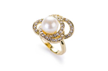 Beyaz arka plan üzerinde izole altın mücevher yüzük