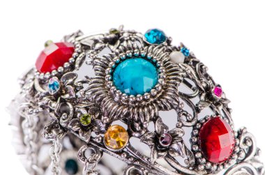 Beyaz arka plan üzerinde izole altın mücevher yüzük