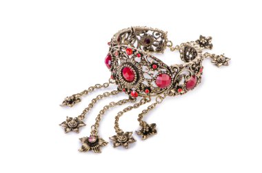 Beyaz arka plan üzerinde izole altın mücevher yüzük