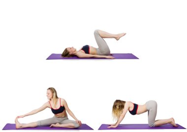 Beyaz üzerinde egzersiz yapan genç bir kadın.