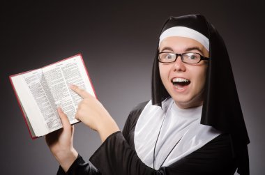 Rahibe kıyafeti giyen komik bir adam.