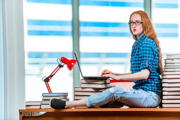 Joven estudiante preparándose para los exámenes — Foto de Stock