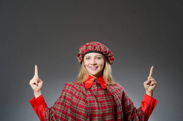 Mulher vestindo roupas tradicionais escocesas — Fotografia de Stock