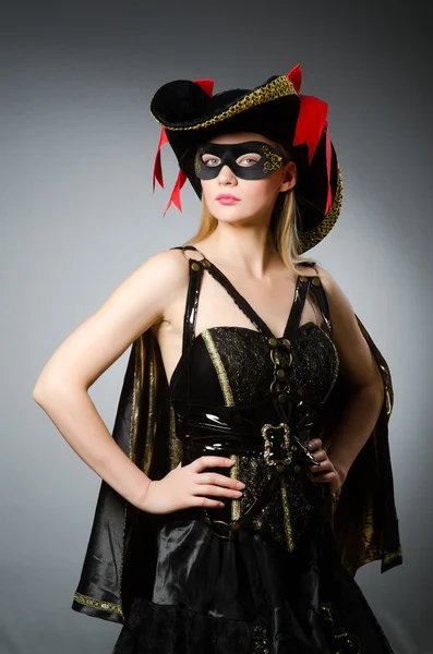 Vrouw in piratenkostuum - Halloween concept — Stockfoto