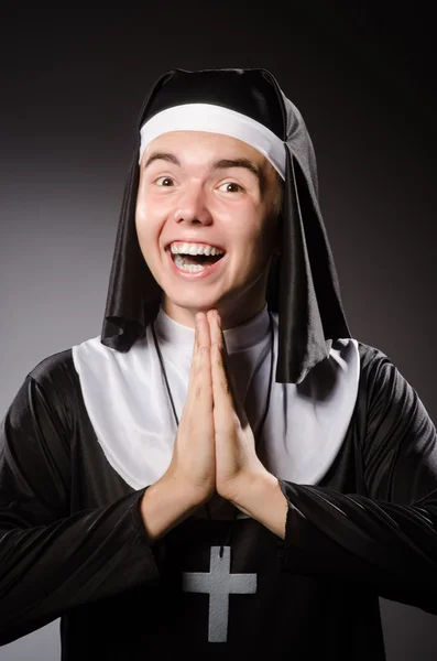 수녀 옷을 입고 있는 웃긴 남자 — 스톡 사진
