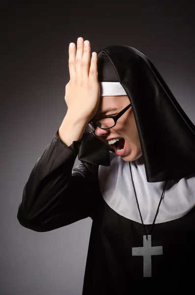 Hombre divertido vistiendo ropa de monja — Foto de Stock