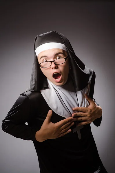 Homme drôle portant des vêtements de nonne — Photo