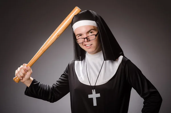 Rahibe kıyafeti giyen komik bir adam. — Stok fotoğraf