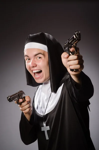 Man dressed as nun with handgun — Stock Photo, Image